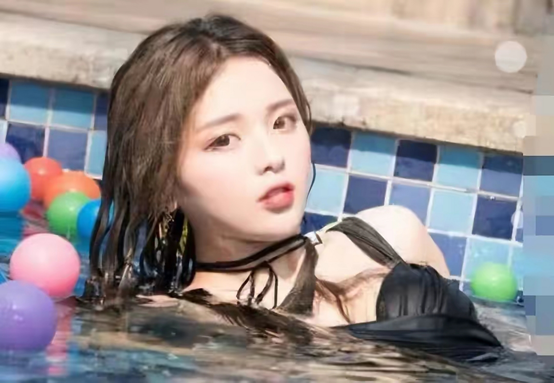 杨超越早期泳照曝光:太"野"了,当她下水的那一刻,我真的心动了