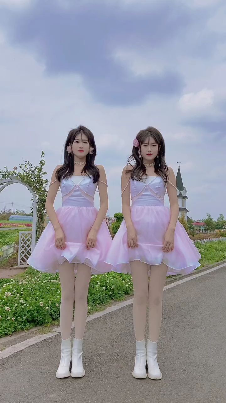 漂亮的姐妹花,你选哪个?