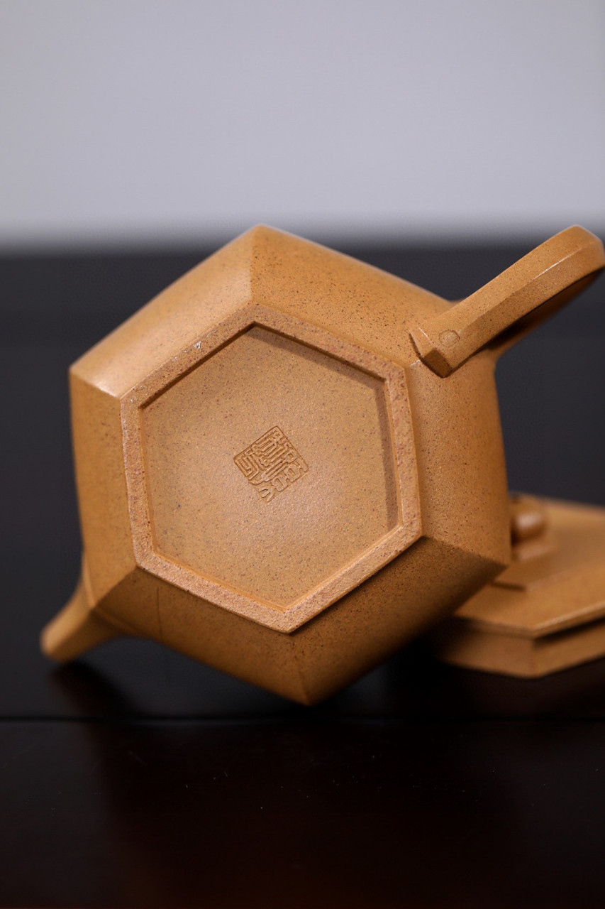 大彬六方|优质黄金段|250cc|全手  壶身呈六棱柱型, 整壶方扁,壶型圆