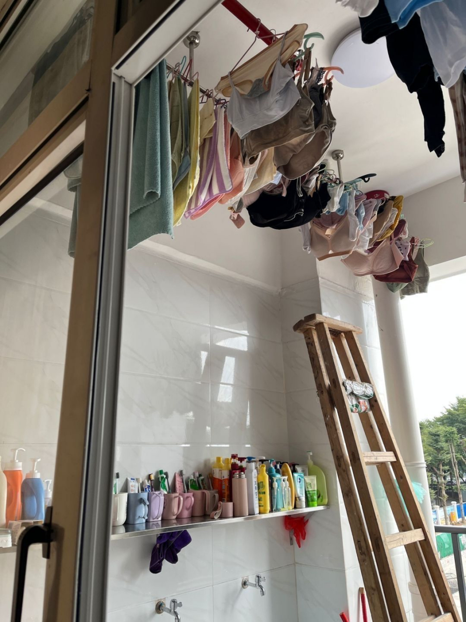 谁能帮我收下衣服 太高了够不到