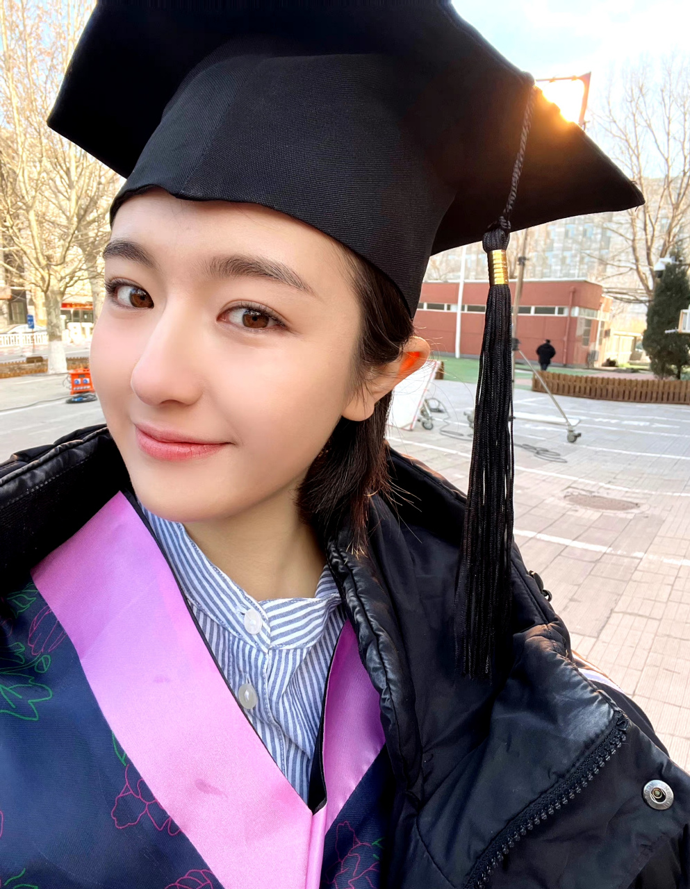李兰迪额头被砸破皮了,女明星重颜值,李兰迪穿学士服照毕业证,本来挺