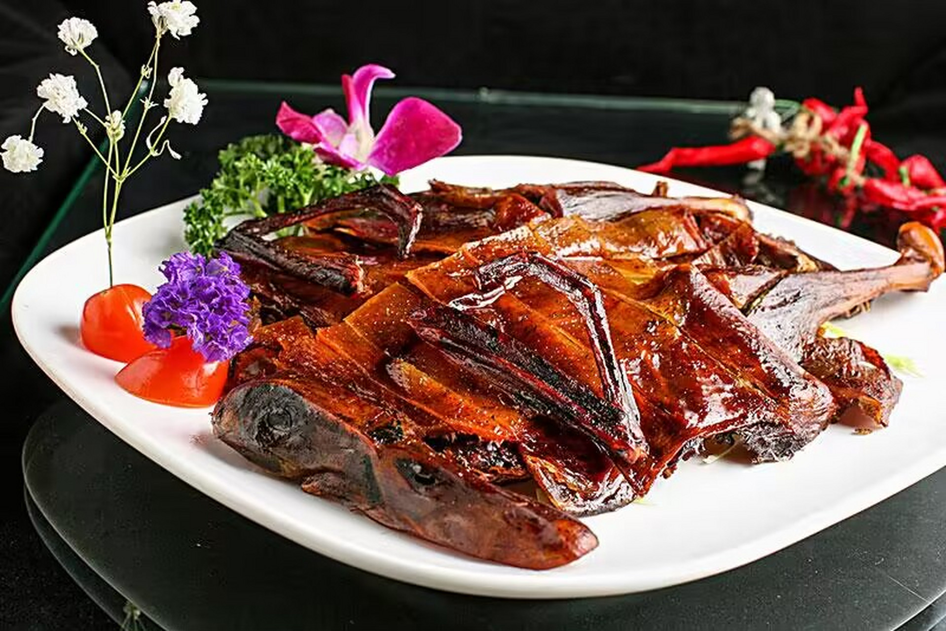 酱板鸭湖南的特色名菜之一,用三十多种的名贵中药材浸泡,搭配着十