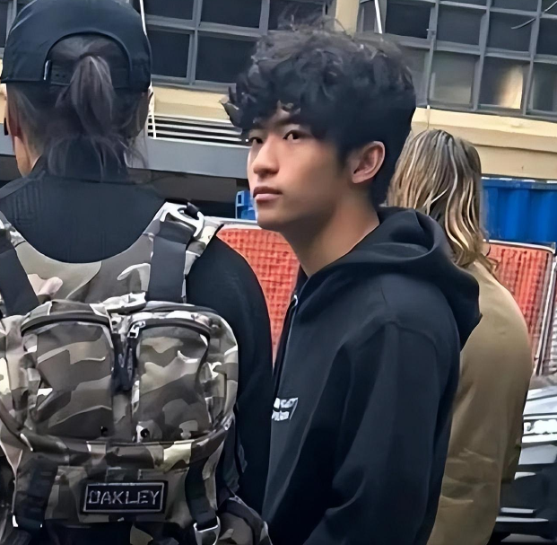 谢霆锋墨尔本滑雪,他蹲在雪地上教儿子lucas,拍照摘下面罩