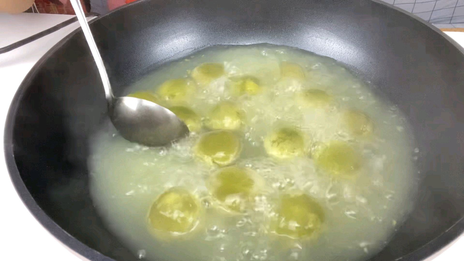 试吃艾草黑芝麻汤圆,华丽的外表,味道竟然那么