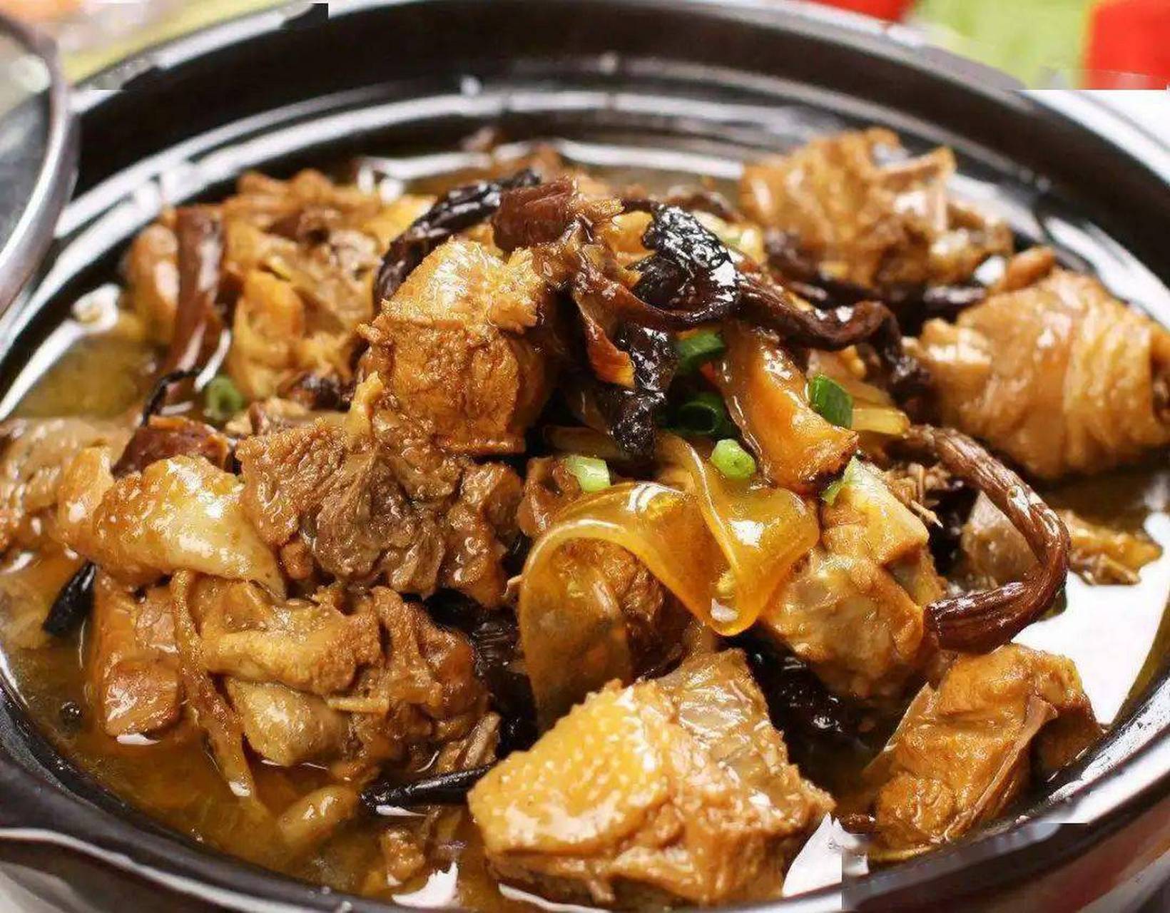 将大鹅洗净,去掉内脏和杂物,切成块状备用.