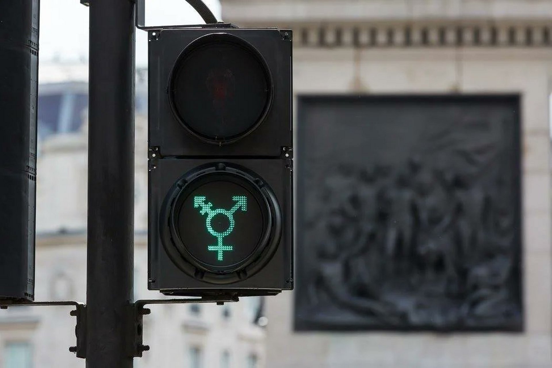 英国伦敦街头换上了一盏性别中立红绿灯[滑稽] 这是啥意思  国外大众