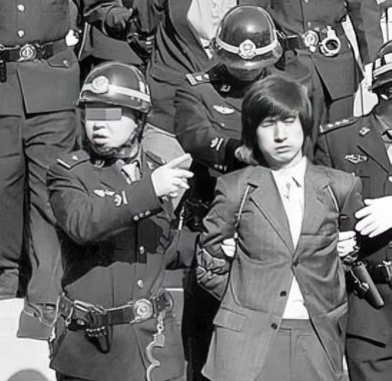 2002年,王许文被五花大绑押赴刑场执行枪决时的情景