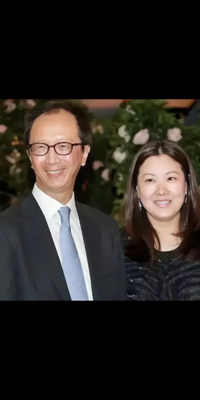当年,陈慧珊为了抱紧梁锦松的大腿,不惜与相伴13年的丈夫离婚,就当她