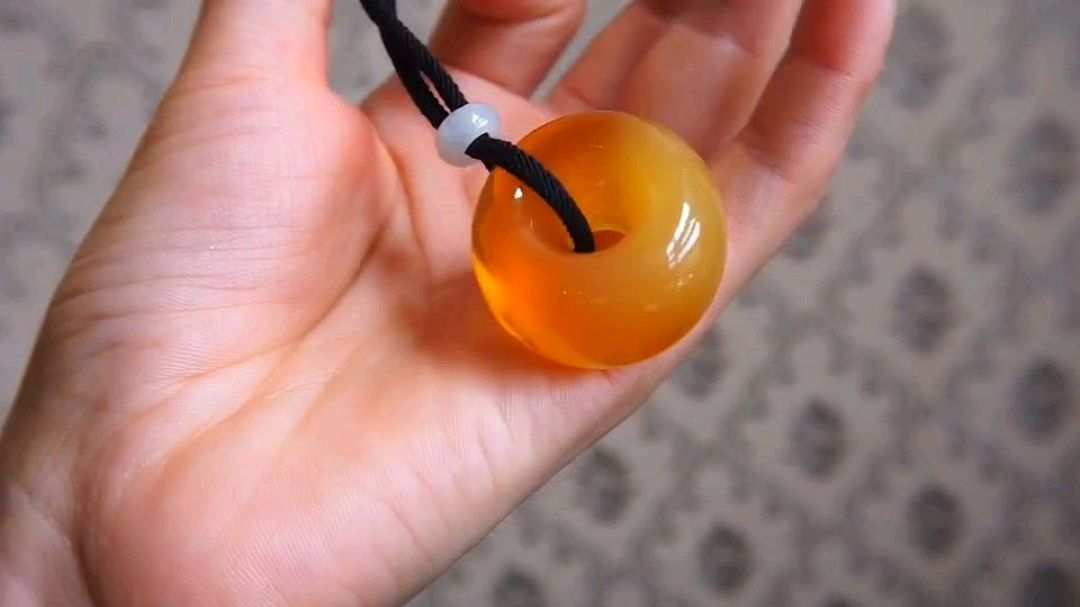 俄料蜜糖红蜜蜡平安扣吊坠,至简至美,精工完美器型