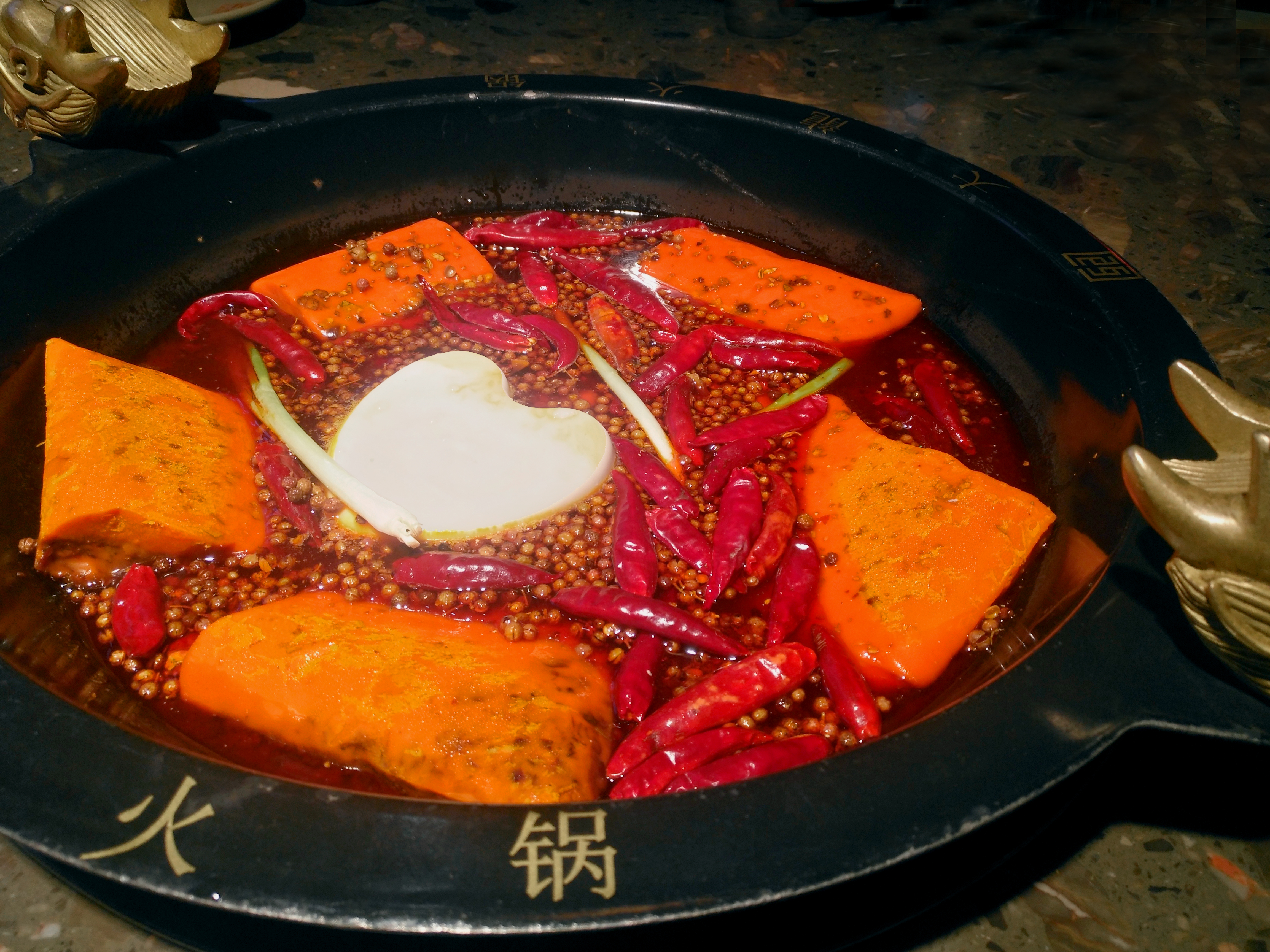 成都非遗百年老店 皇城坝牛肉火锅,牛肉饼餐厅 就在皇城清真寺旁