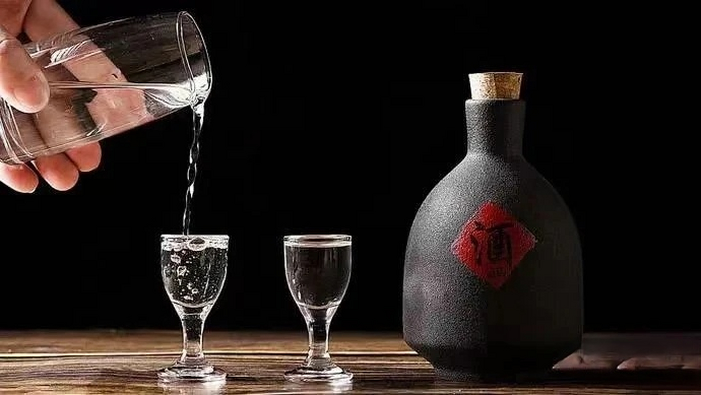 空杯留香是指装过好的优质酱香型白酒的杯子,酒的气味会保留很长