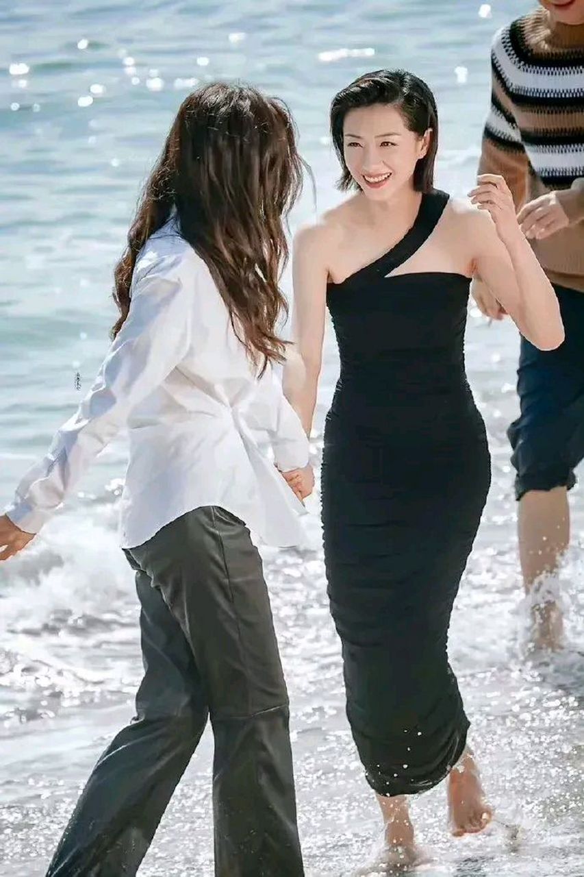 当46岁的曾黎和41的万茜同框,你就知道保剑锋没有说谎,曾黎真的很美.