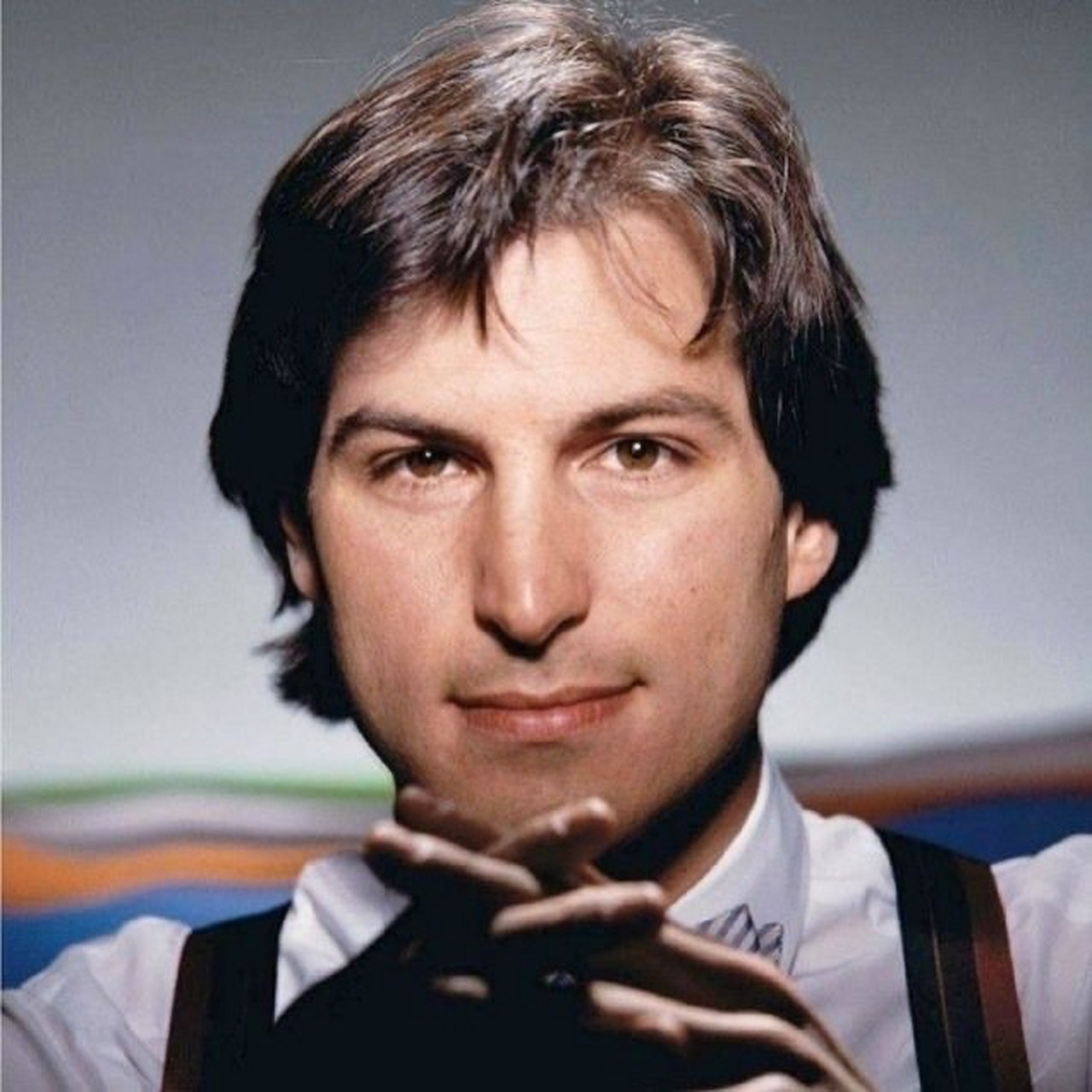 史蒂夫·乔布斯(steve jobs)年轻时候的两张照片,年轻帅气的乔布斯