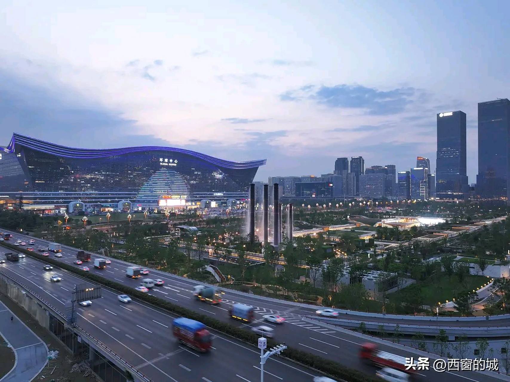 成都环球中心号称亚洲最大单体建筑,而成都skp号称唯一的地下商业体