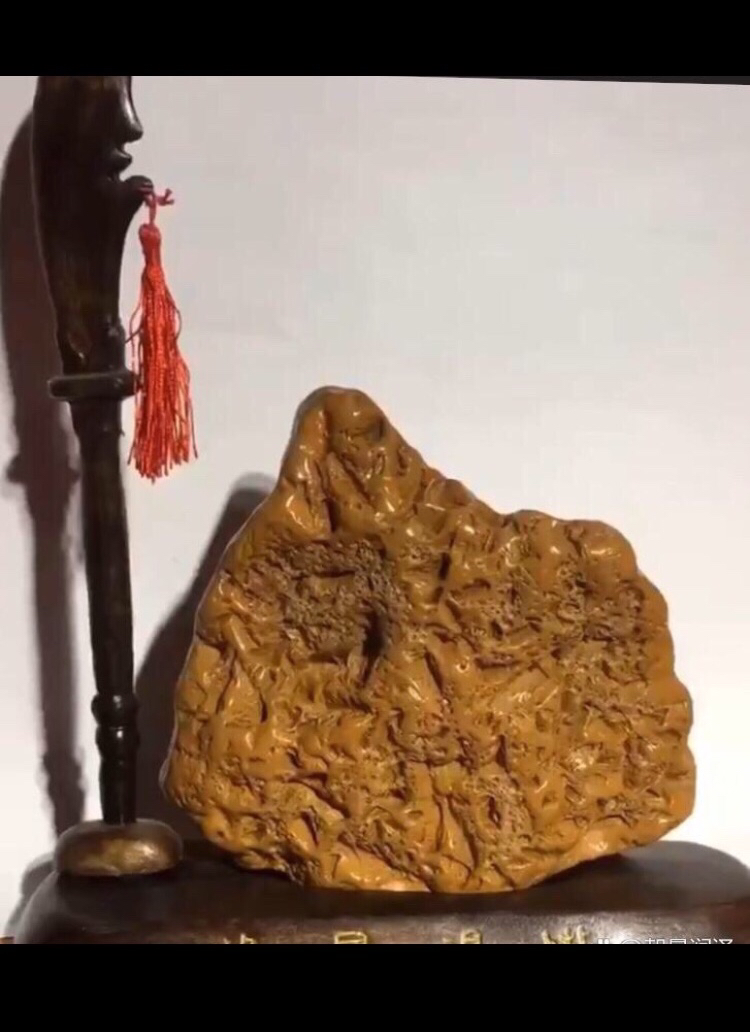 精品黄蜡石人物造型观赏奇石