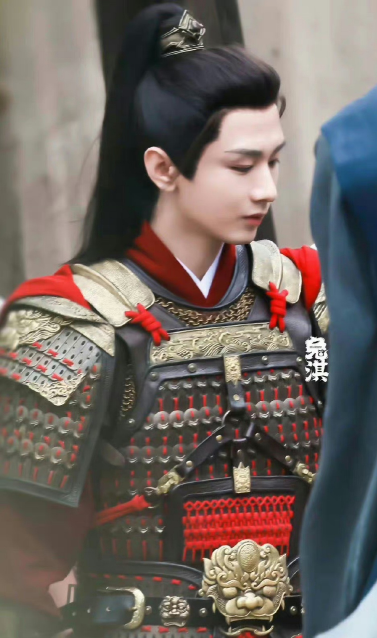 成毅盔甲造型# #成毅英雄志红色盔甲战袍路透# 成毅《英雄志》盔甲