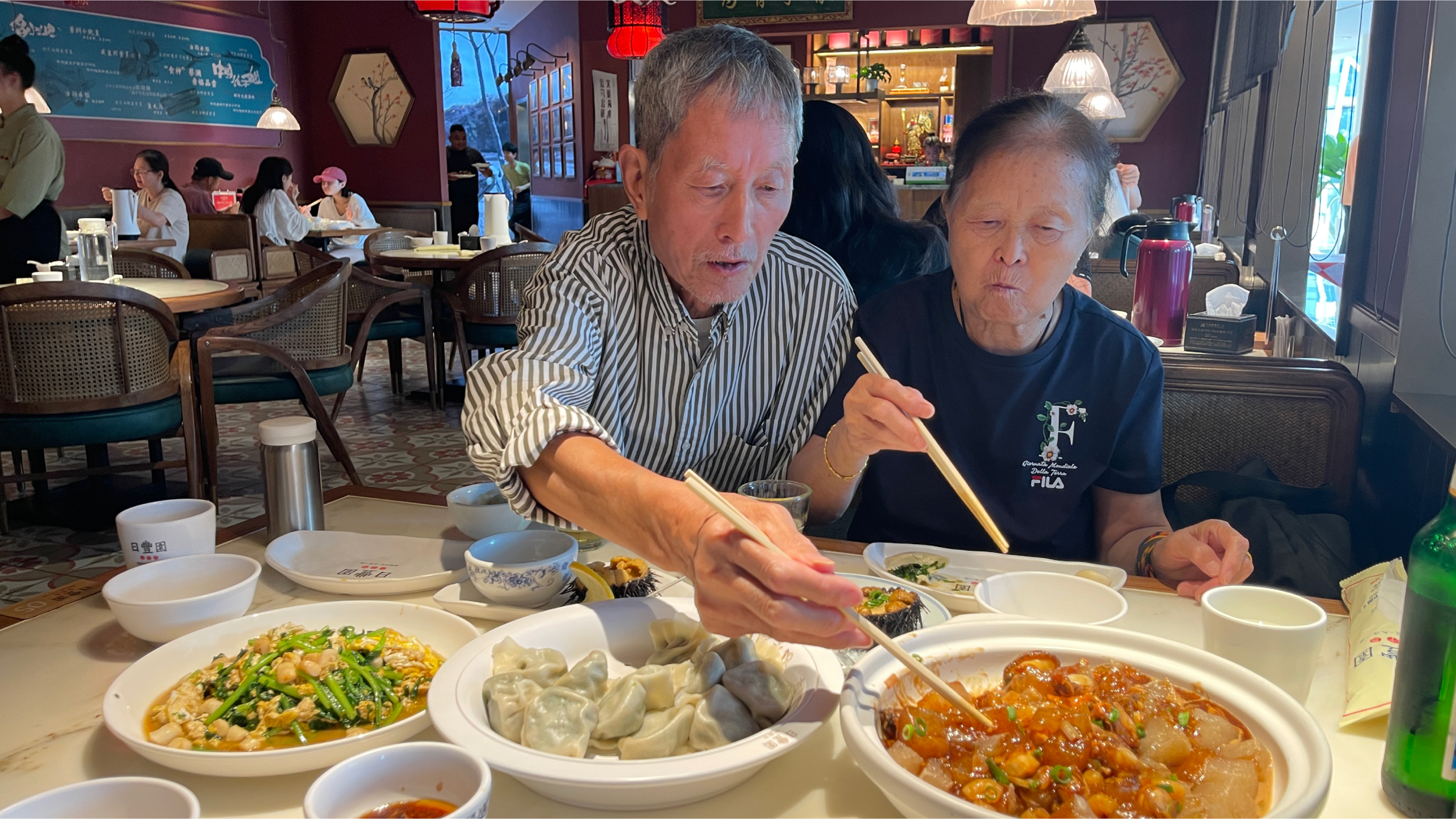 和爸妈去日丰园吃大连著名的海肠饺子,仨人消费434元,还有海胆
