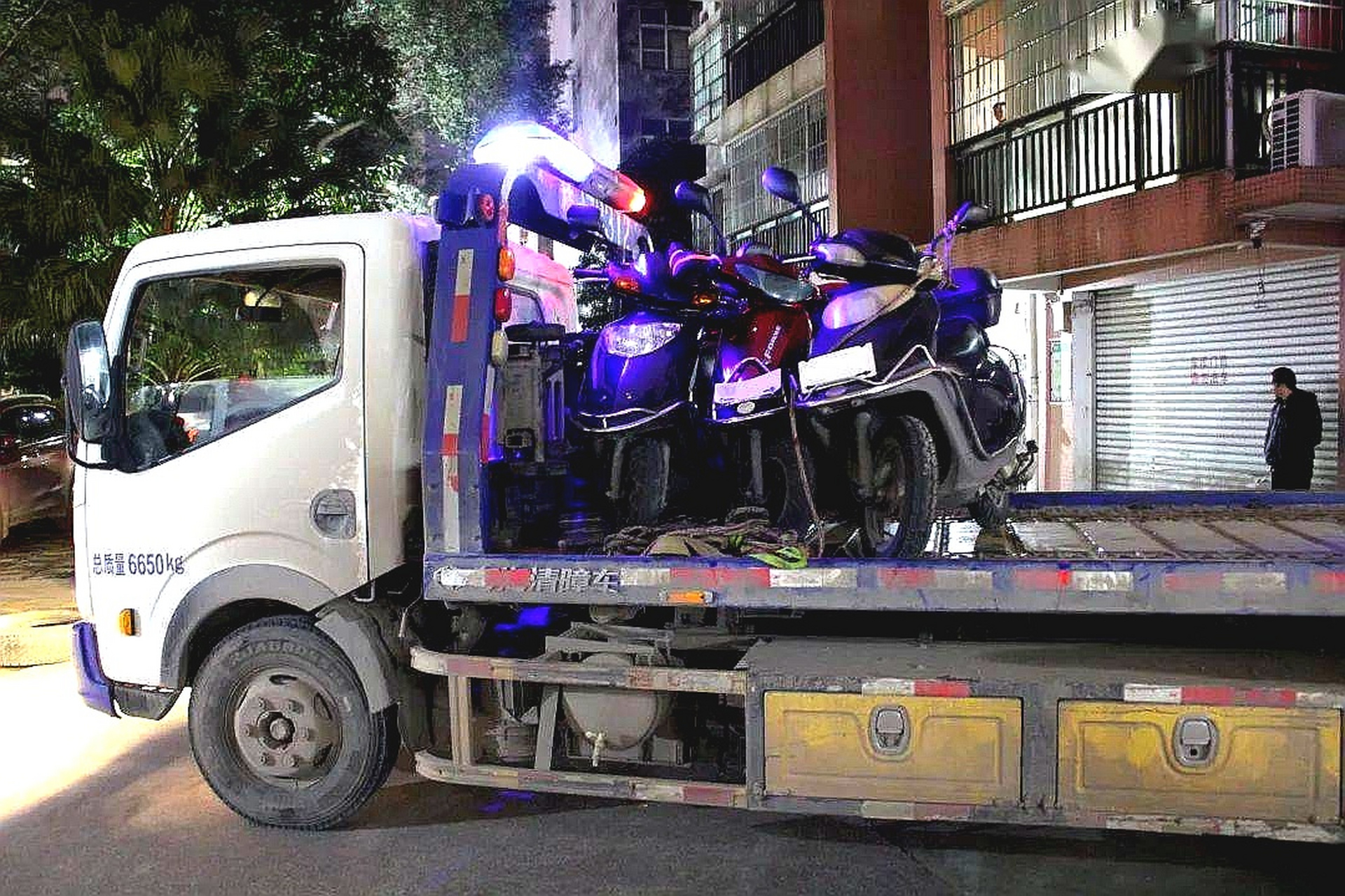 分享城市最新时事#今天城管又拉了几大车摩托车走了,毫无疑问又是烂