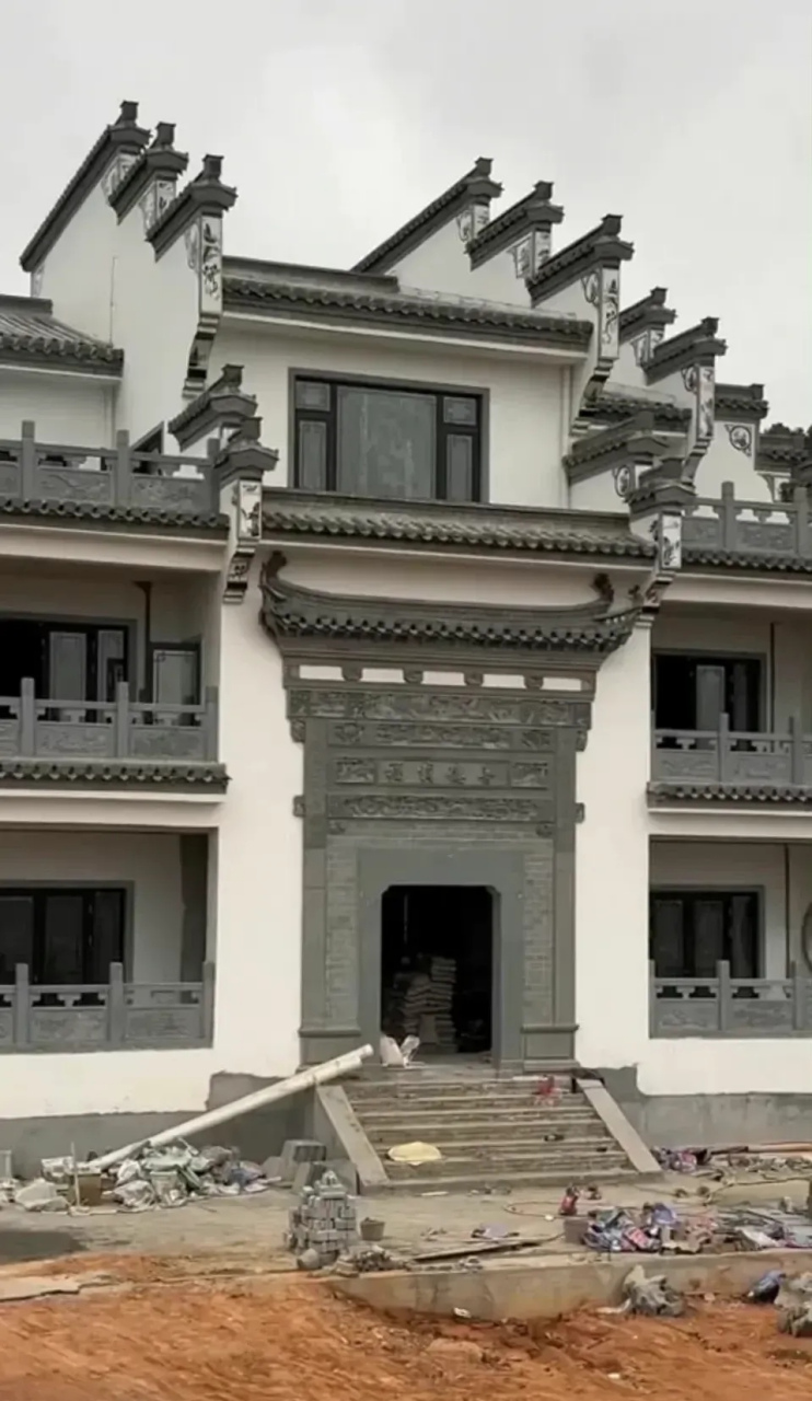 徽派建筑,看上去真有气派,就是大门这样的装饰,有一点点怪怪的,能不能