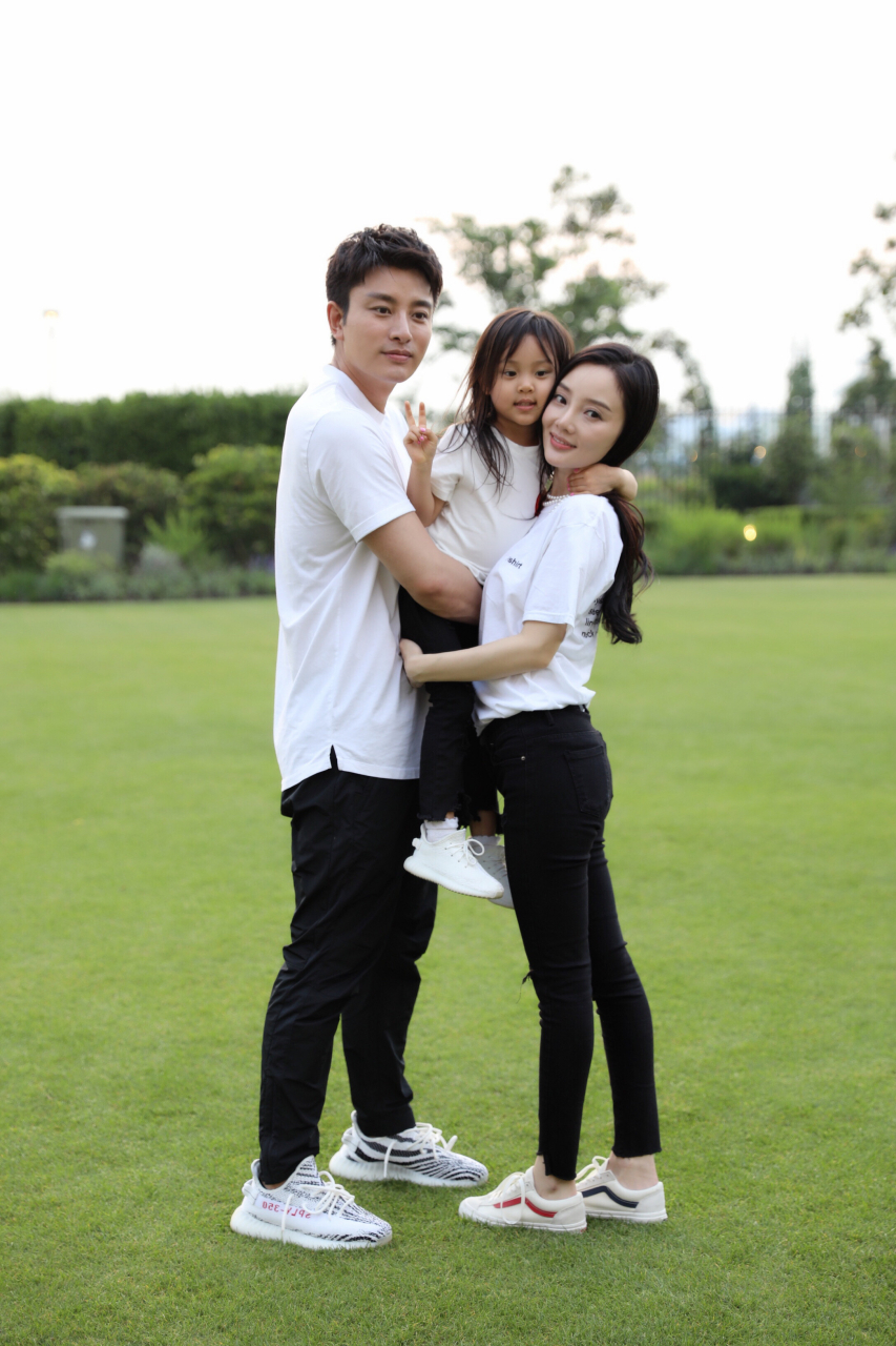 贾乃亮和李小璐离婚以后,为何从人人同情至声名狼藉,到底做错了什么.
