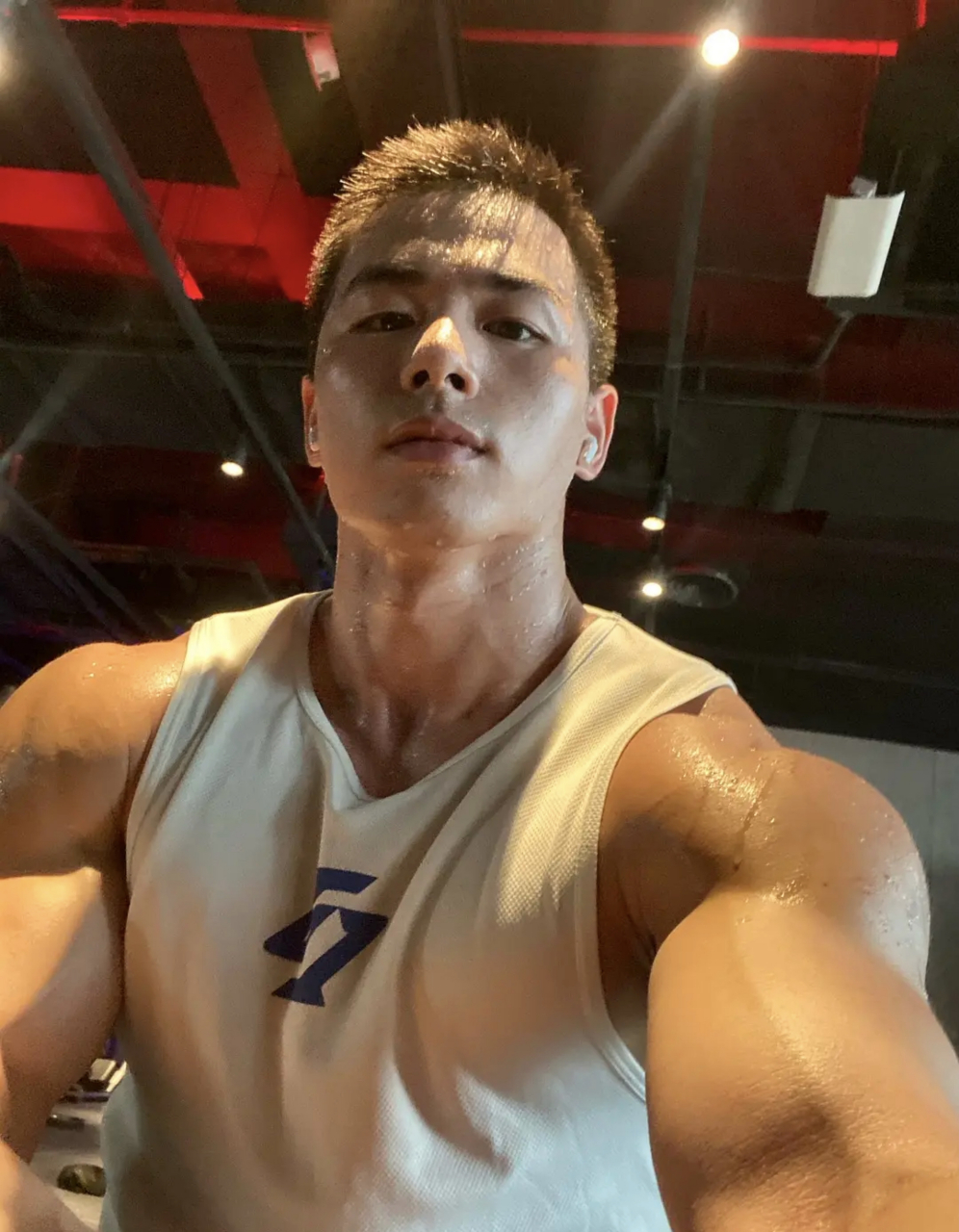 帅哥# #肌肉型男# #健身# 健身粗壮的男人
