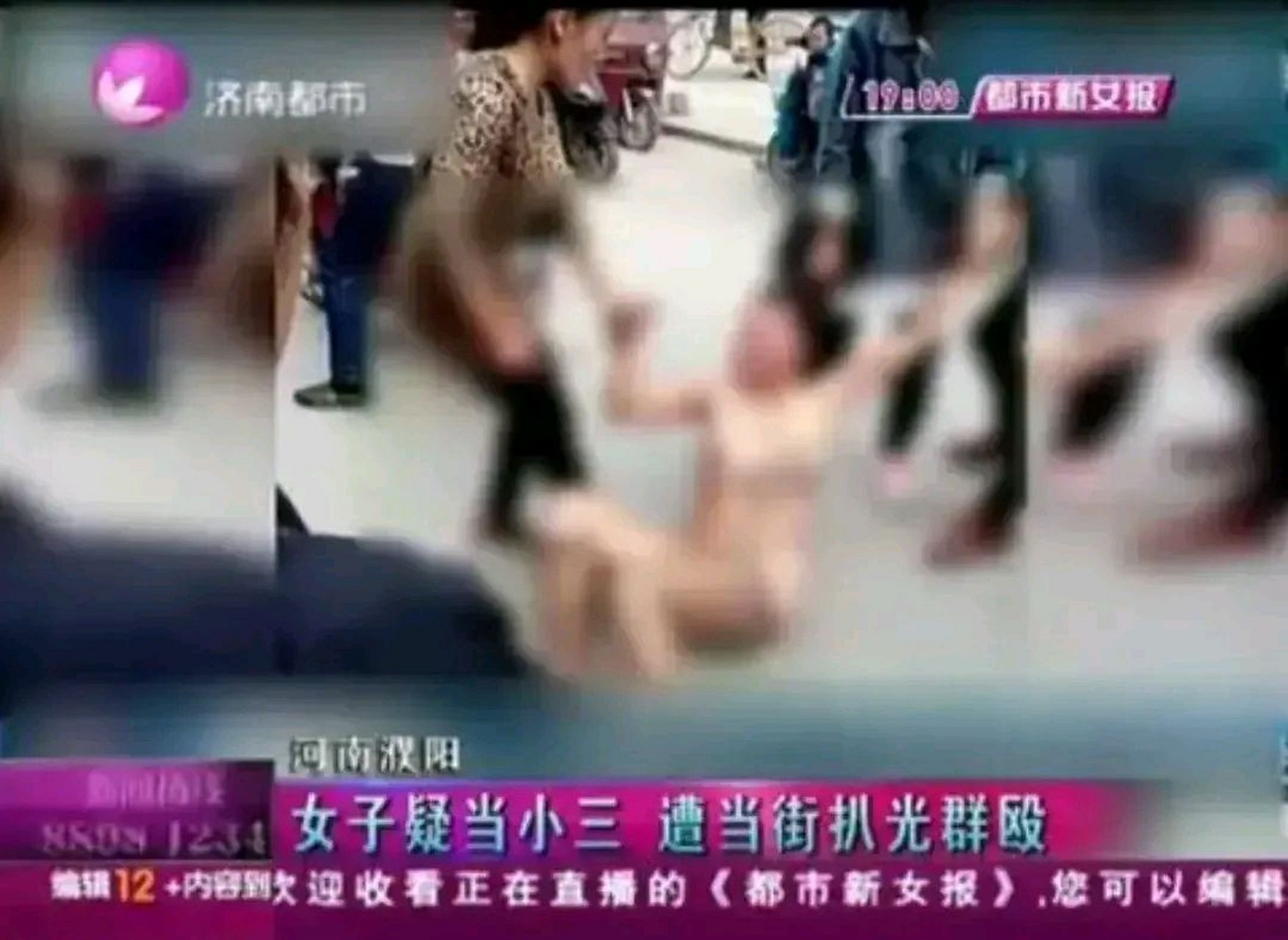 河南濮阳,小三被原配当众扒光殴打  近日,一起涉及小三被原配当众扒光