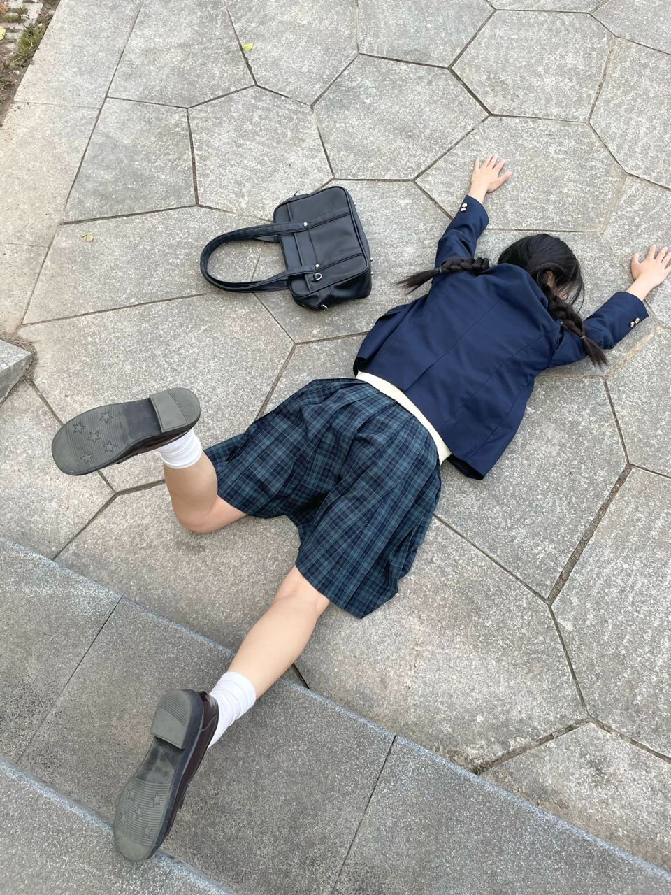 路边惊现晕倒的jk制服少女