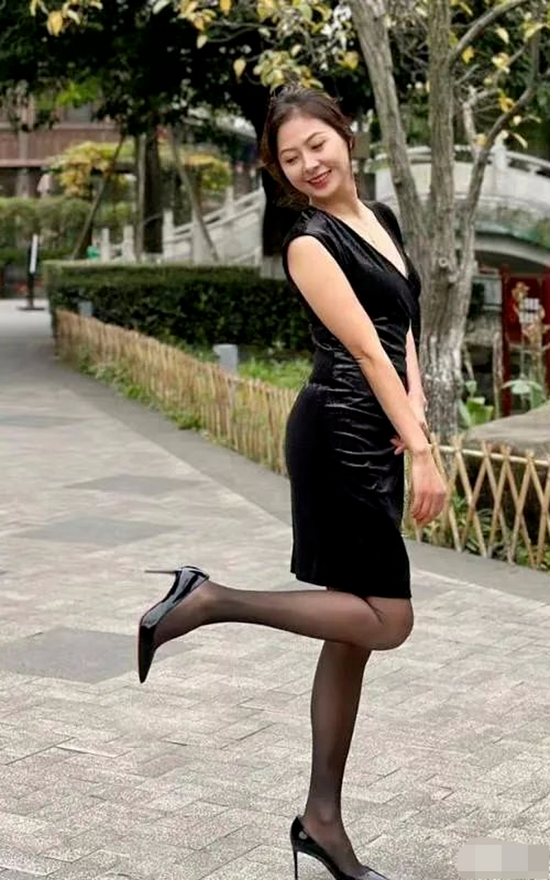 性感与美貌并存,街拍高跟黑丝美熟
