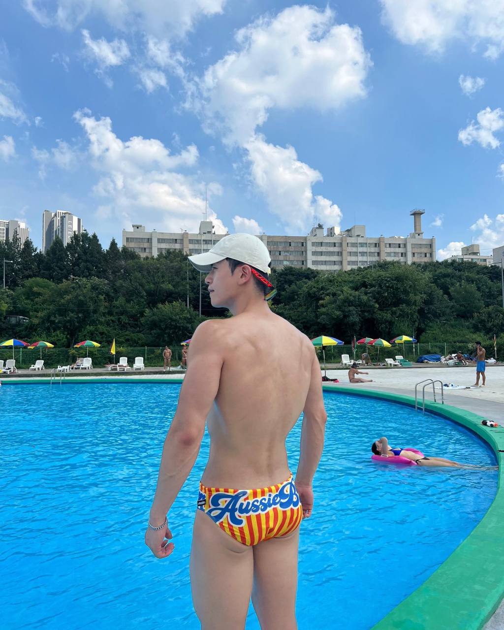 男模帅哥夏日在泳池边消暑#肌肉型男# #新手帮扶计划