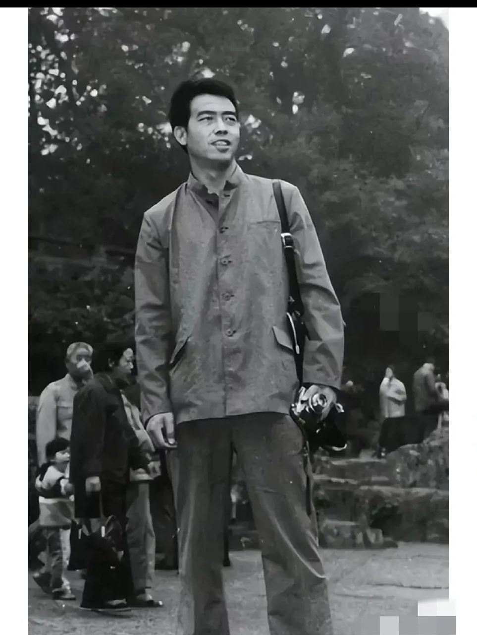 1978年,26岁陈凯歌在北京街头的照片