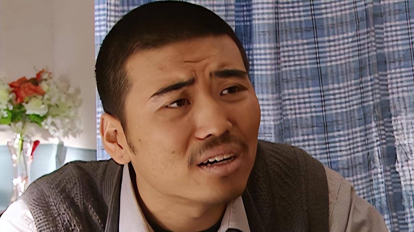 在剧中,主角钟跃民是一个不折不扣的"混蛋",他的人生充满了激情和冒险