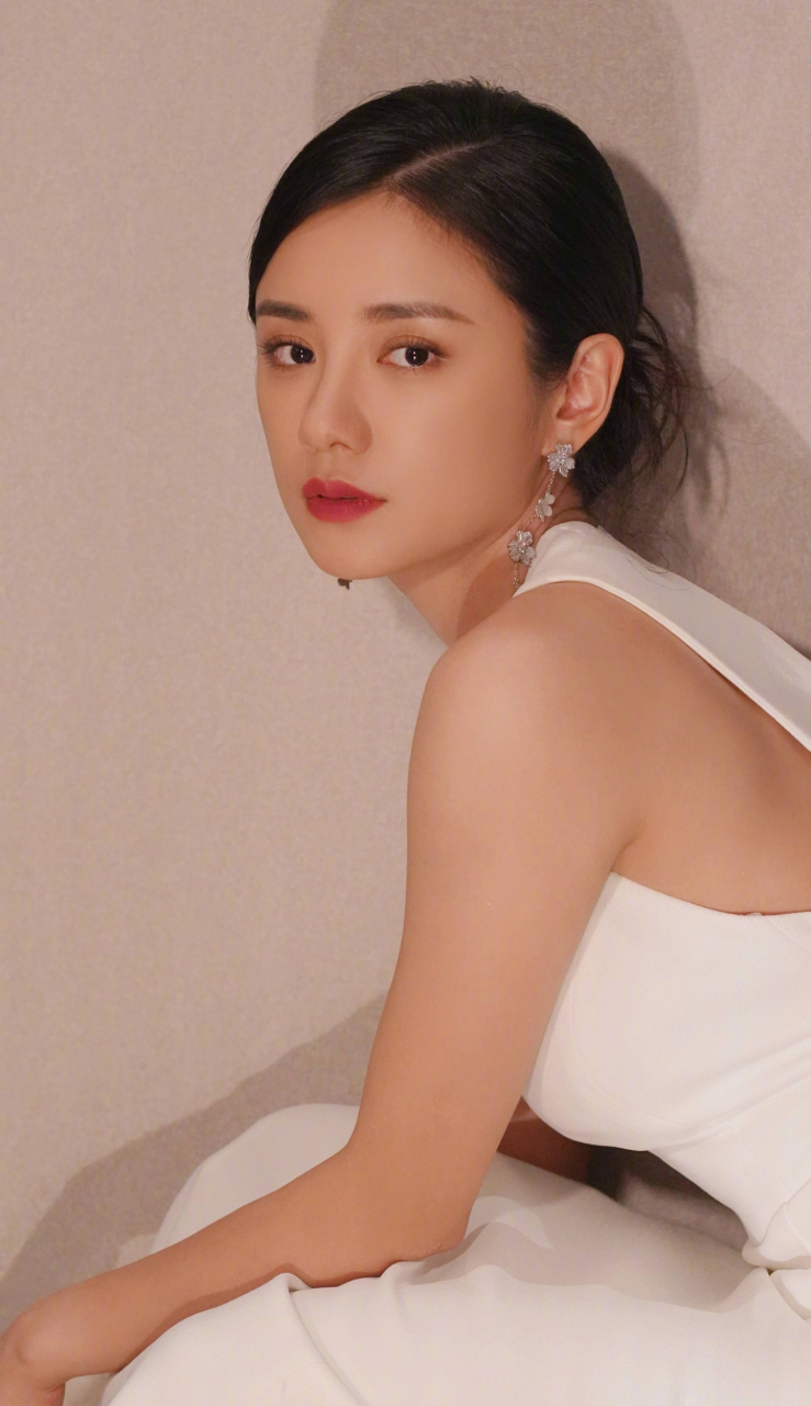 美女主持人伊一