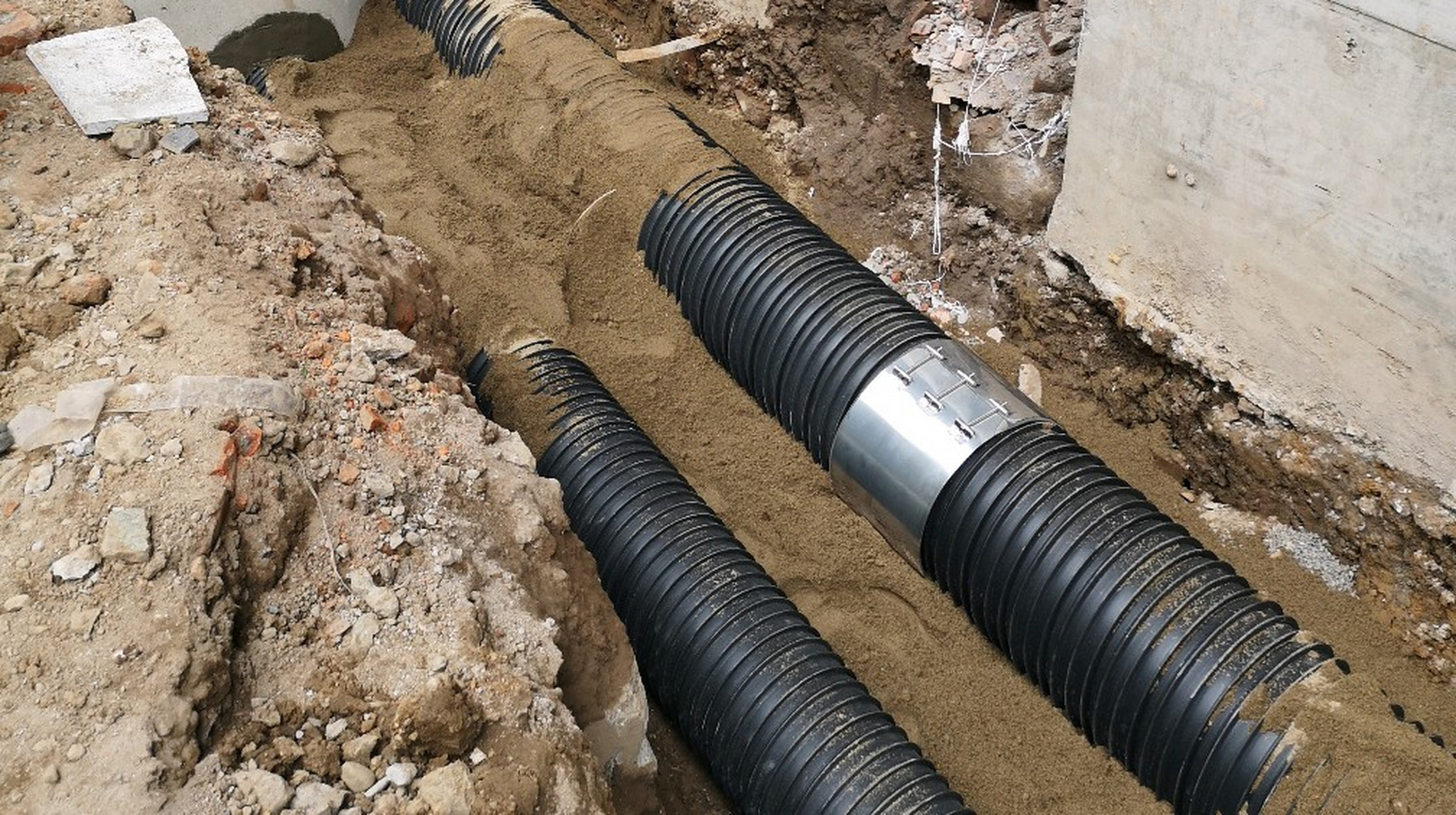 但是这个连接方式有些看不懂,热缩带连接但是没有事先把管子对接焊在