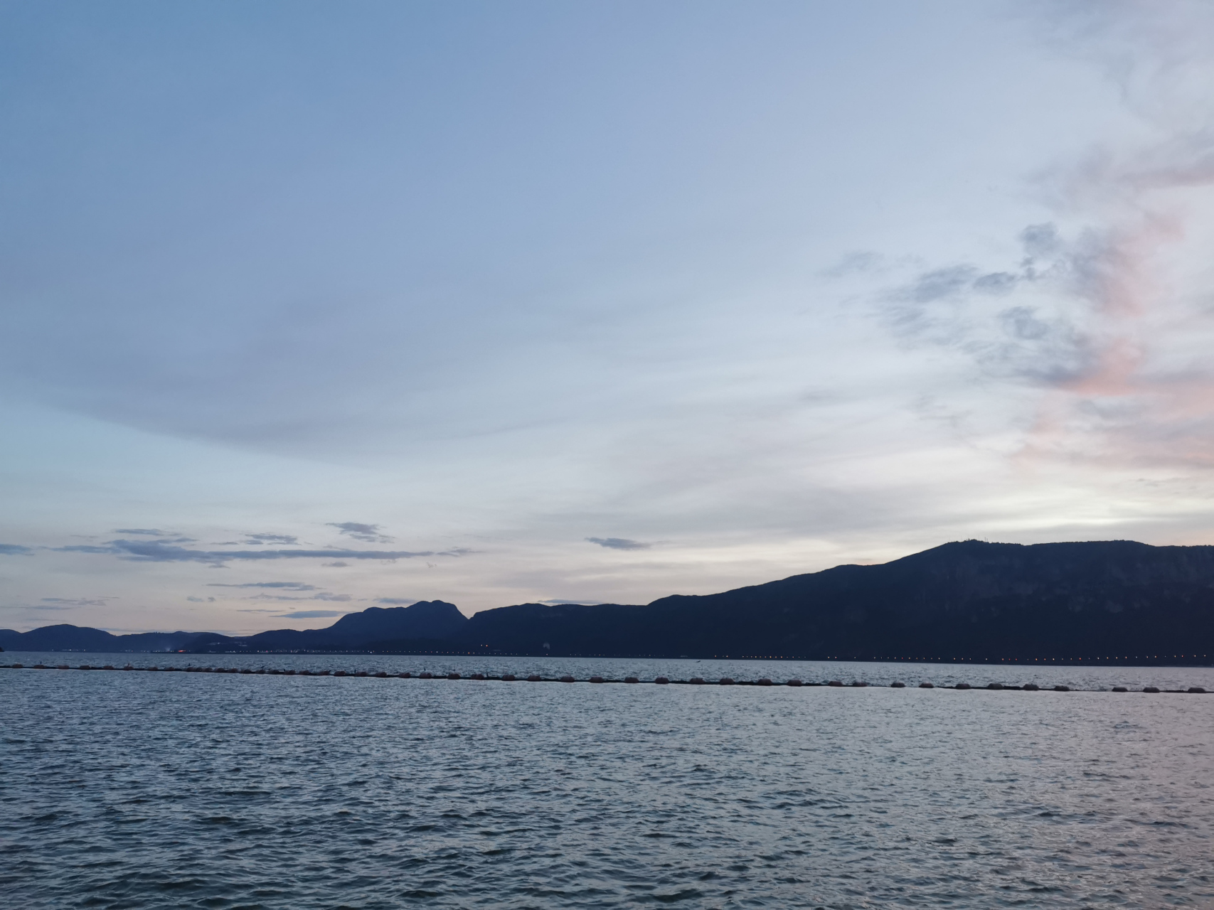 发现睡美人了.滇池西山睡美人.