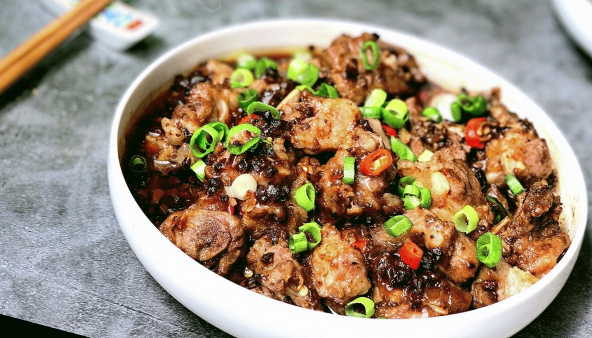 豉椒蒸排骨呢是一道粤菜,由小排豆豉和红辣椒蒸制而成,做法简单快捷