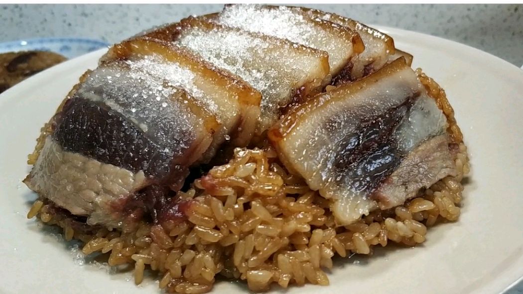 四川坝坝宴传统菜之甜烧白,夹沙肉肥而不腻,红糖糯米饭香甜软糯