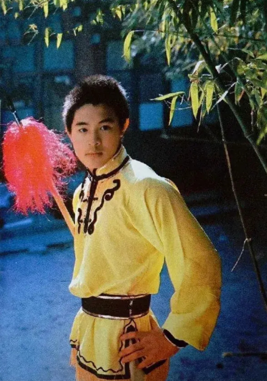 拿着当时流行的红缨枪练武的少年,可谓是英气逼人,英姿飒爽,自古英雄