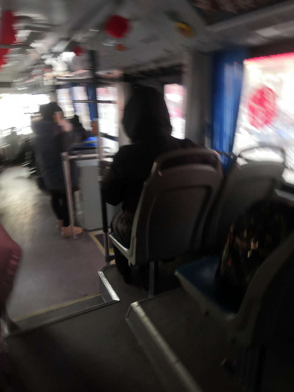 坐标沈阳:幸福的237路公交车啊!早高峰,有空座,没多少剩客!