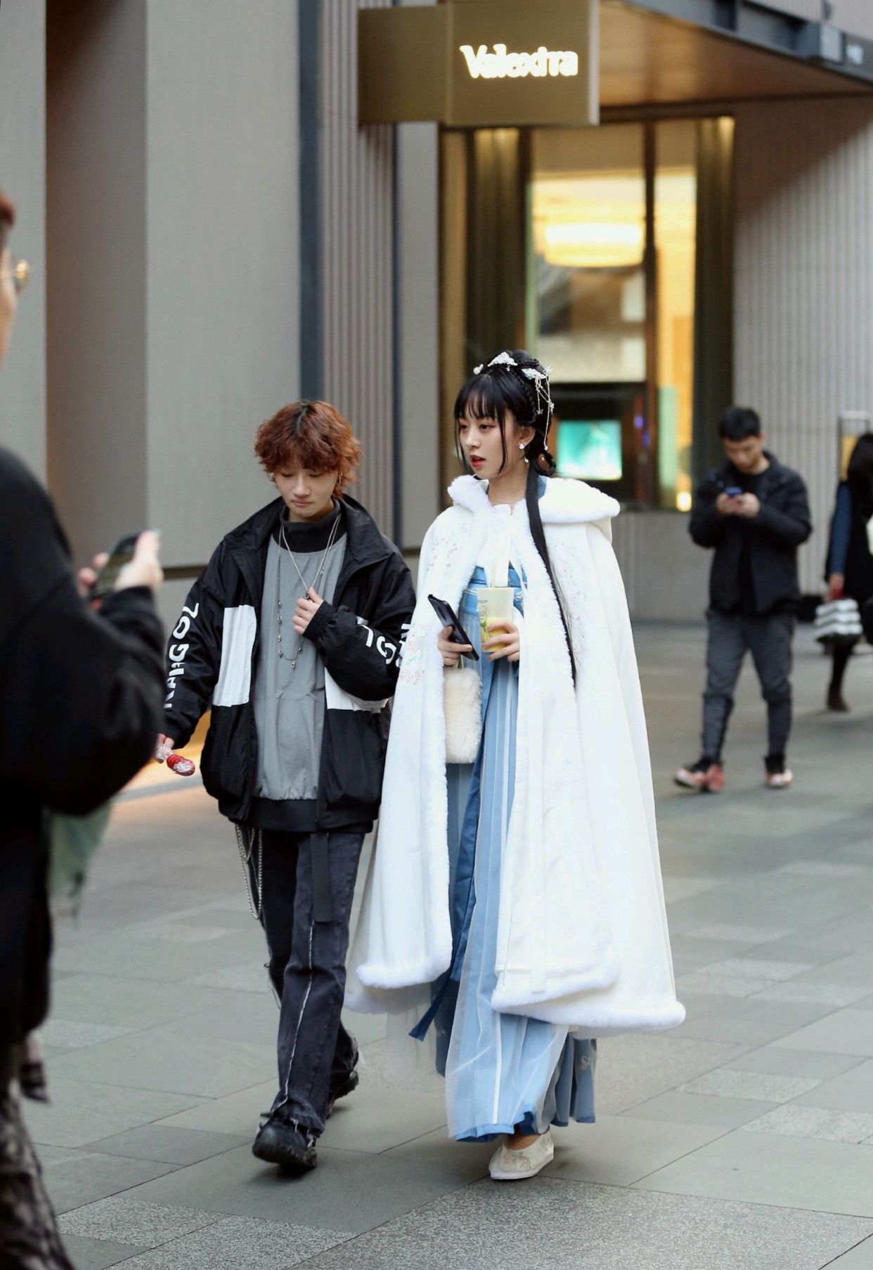 街拍:穿汉服的小姐姐也太温婉可人了,且回头率也太高了吧!