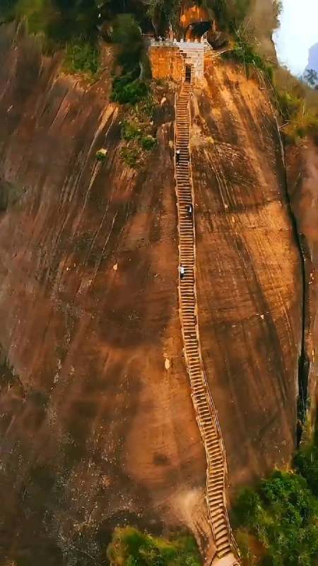 广东韶关九九天梯悬崖峭壁,陡峭山道飞鸟回翔不敢度-度小视