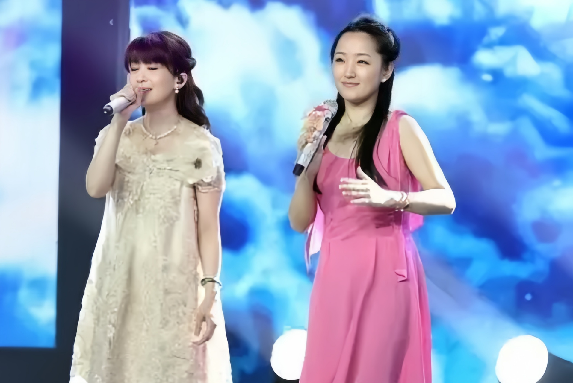 杨钰莹与孟庭苇出现在同一张照片中,她们的着装相当朴素,没有刻意追求