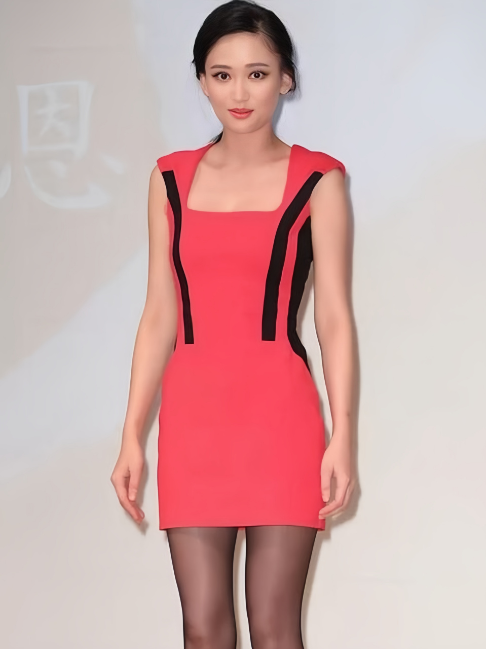 陈乔恩依旧保持着她那迷人的美貌,她的身材曲线十分性感,迷人的魅力.