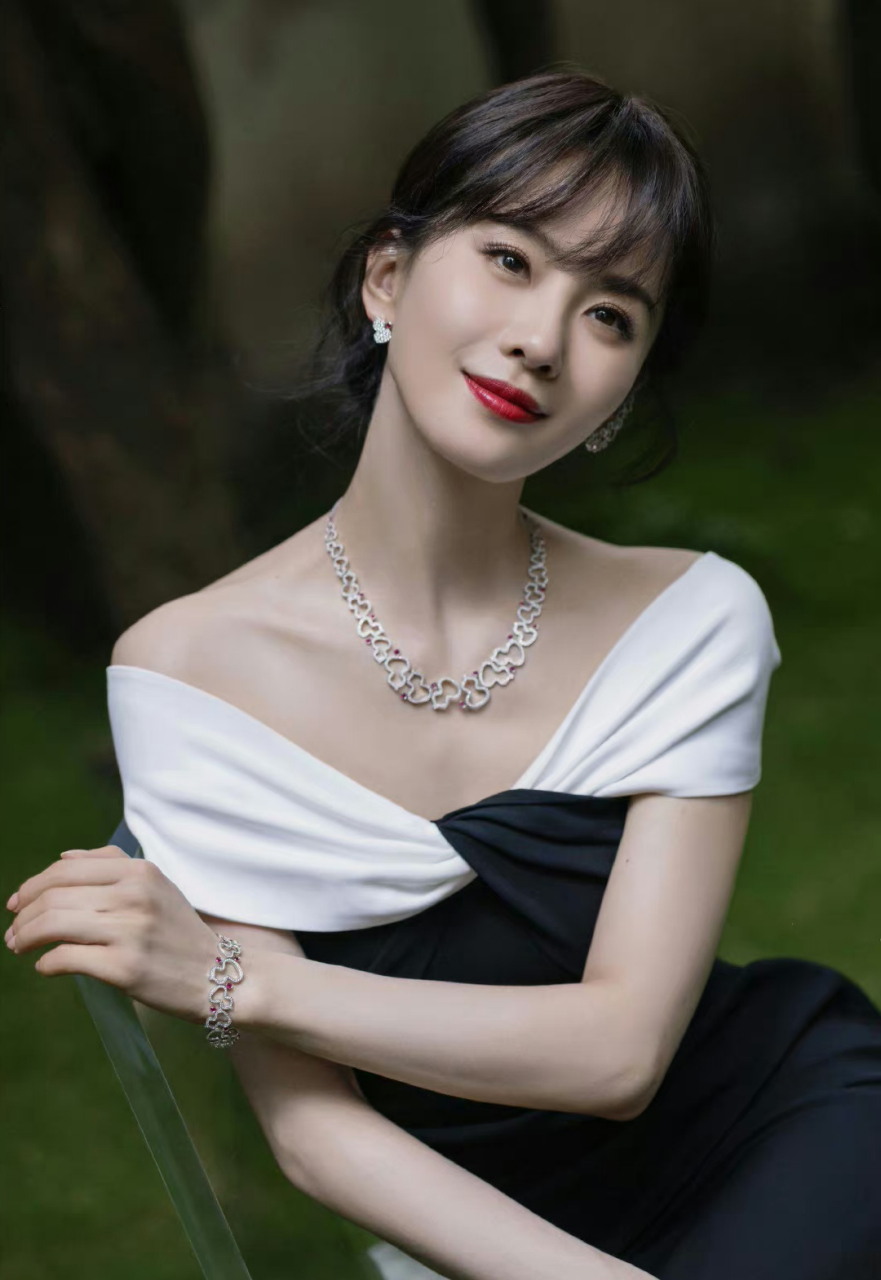 刘诗诗# vs#关晓彤# 雪肤玉貌,清纯甜美,曼妙身姿,性感妩媚,谁是你