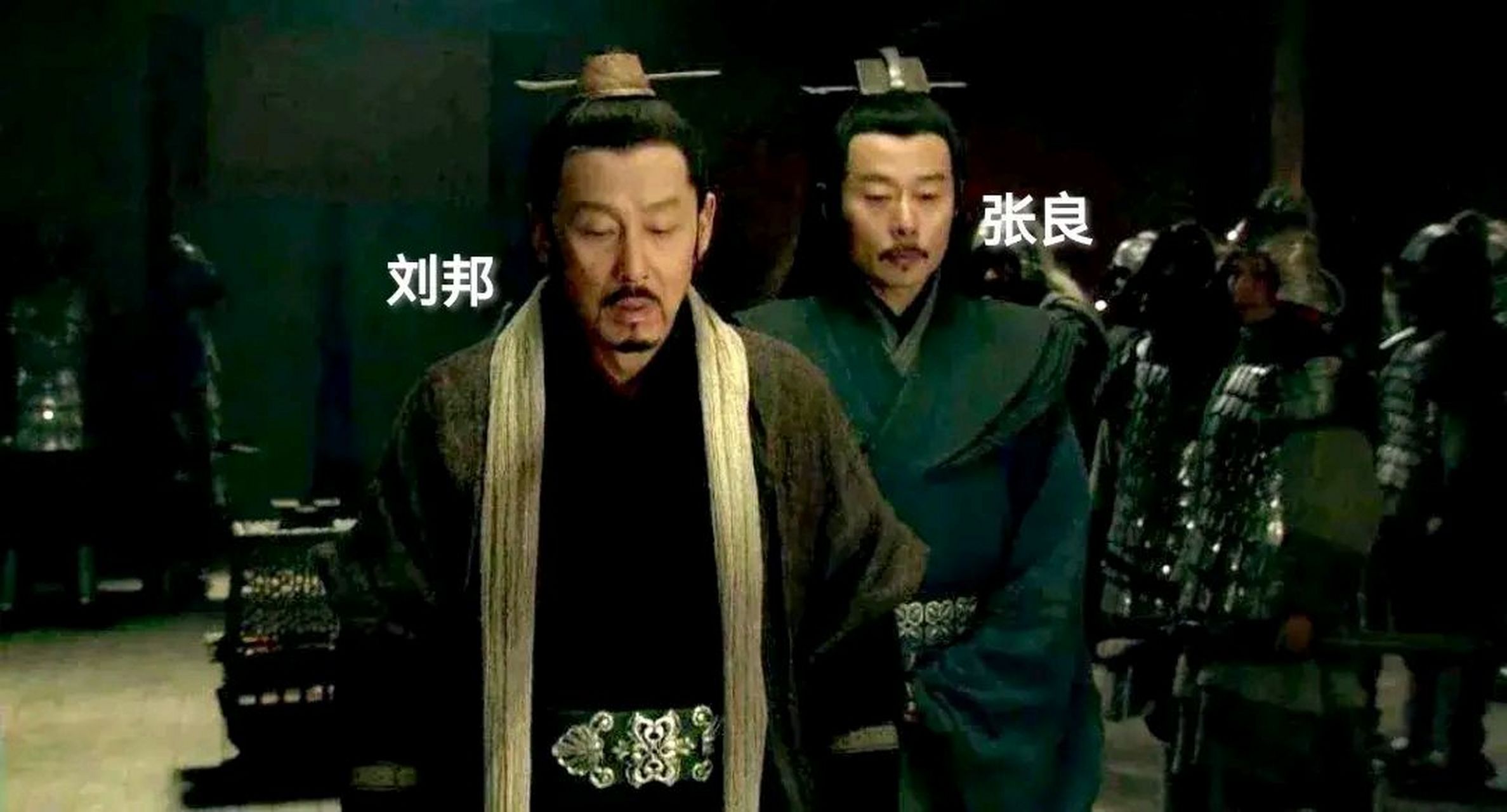 刘邦拍着张良的后背,得意地说:"还是我家小张良靠谱,只用一双筷子就