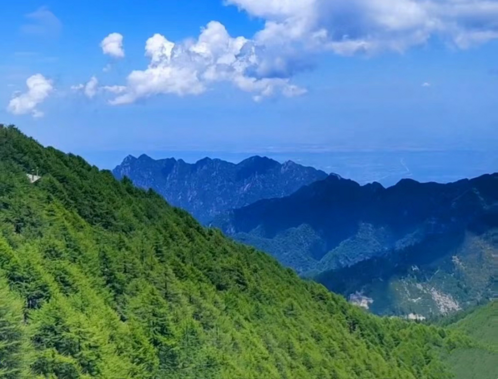 秦岭太白山由多个风景优美壮观的群峰组成,其中莲花峰如果从空中俯瞰