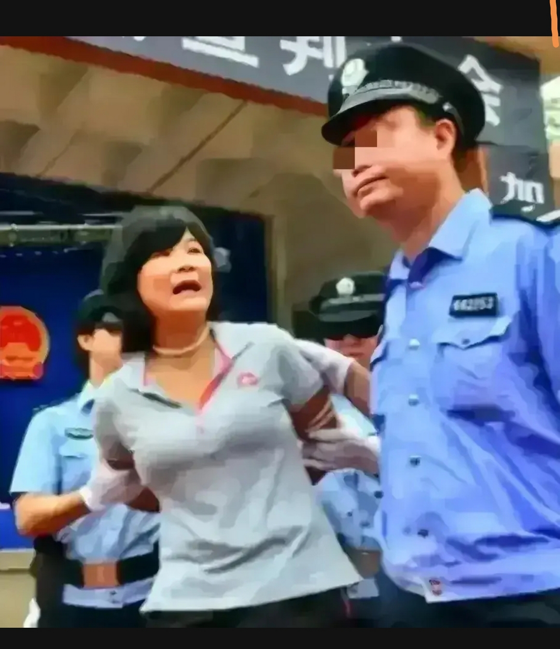 这是2015年,广东陆丰,一名"毒贩"临刑前,留下的最后一张照片,面对前来