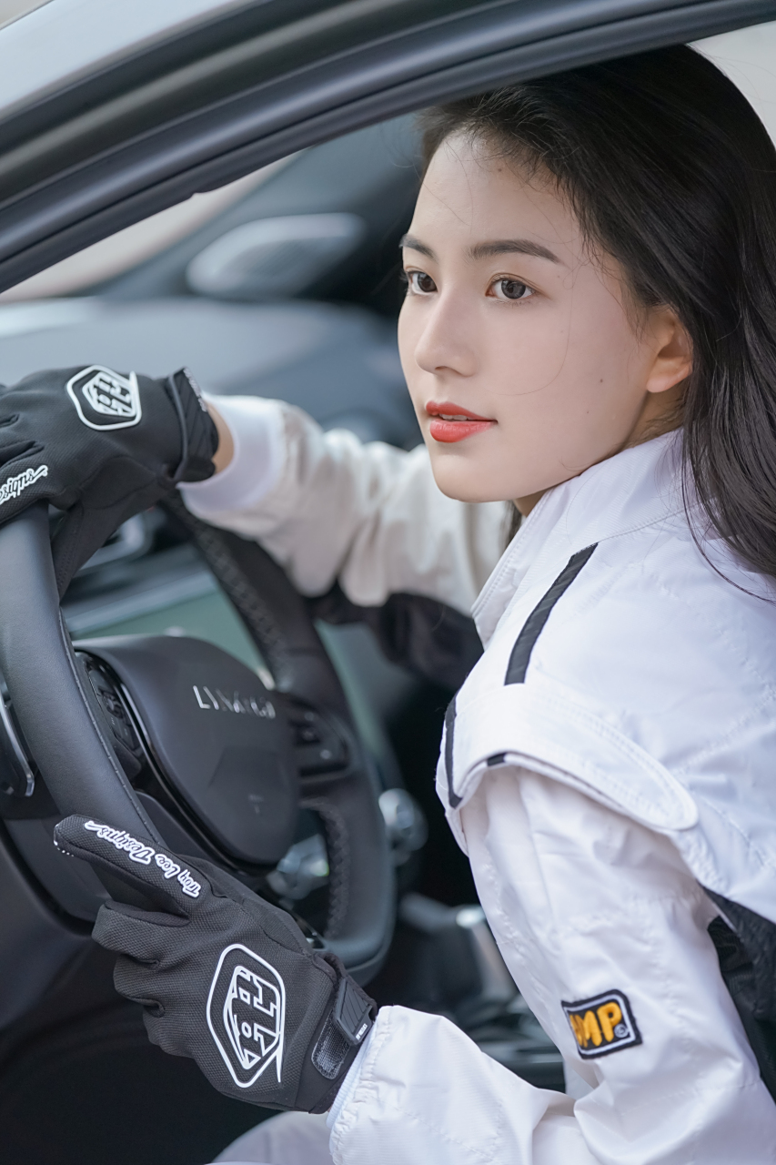 圆脸长发美女人像写真