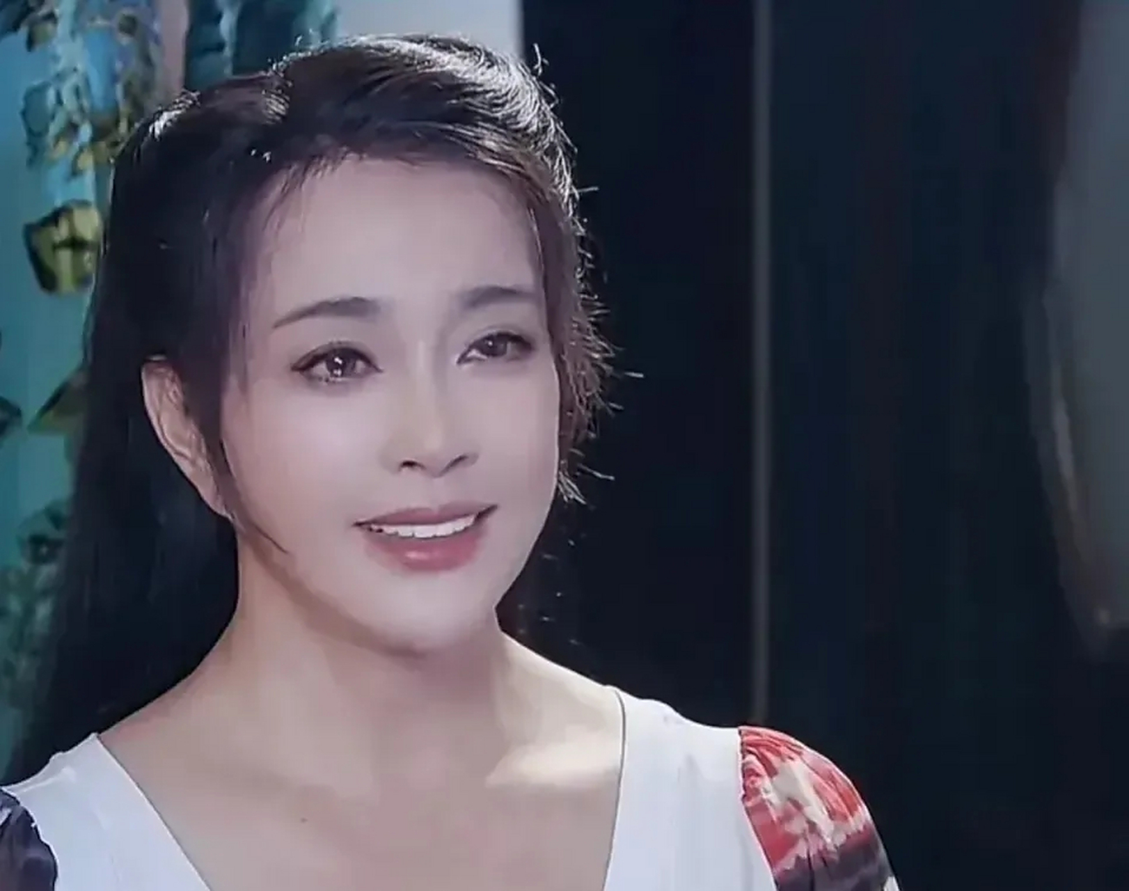 照片中,刘晓庆身穿粉色裙,一副少女模样.