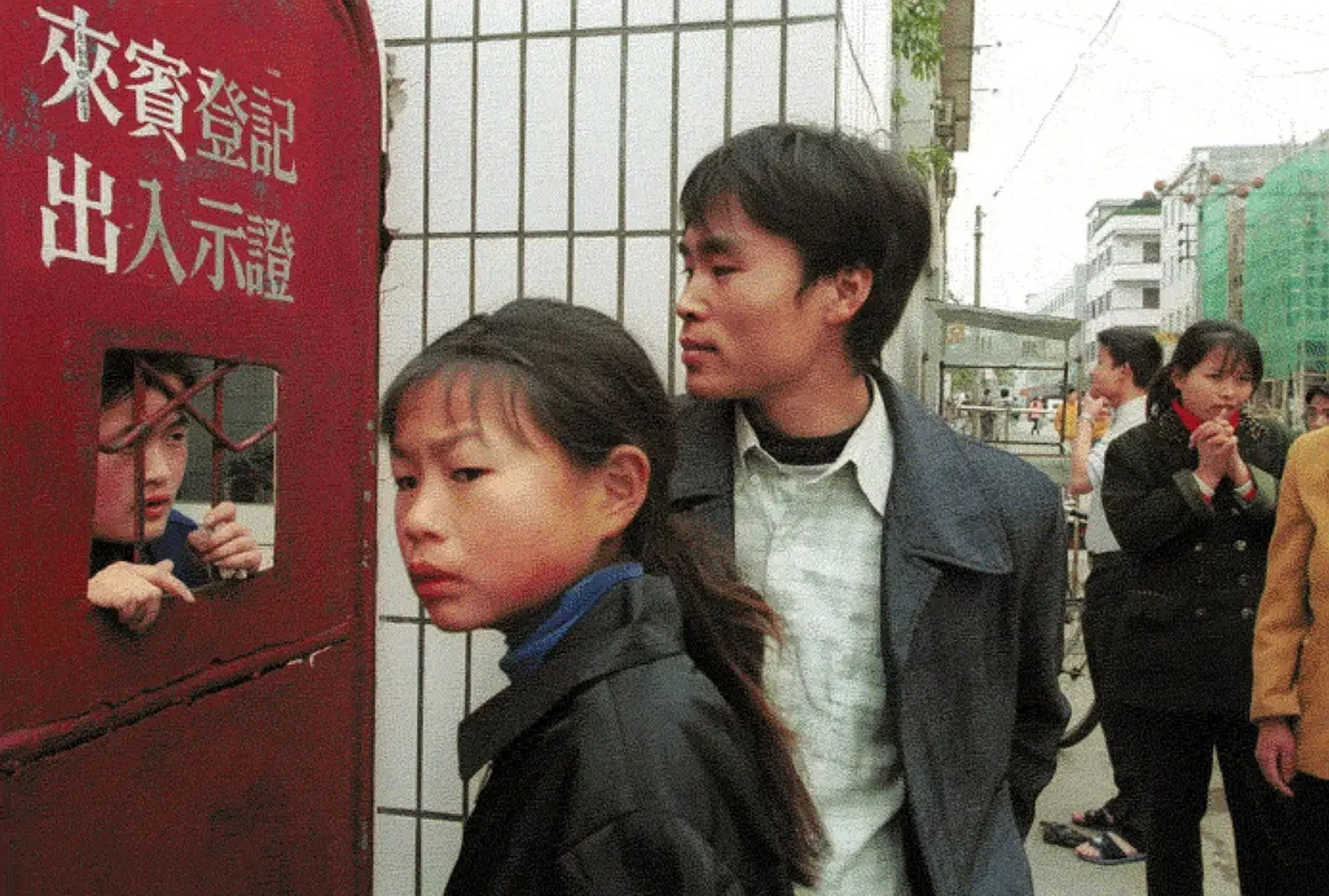 纪录片# 本次推荐的是《厚街》,一部2002年的纪录片,当时我国经济