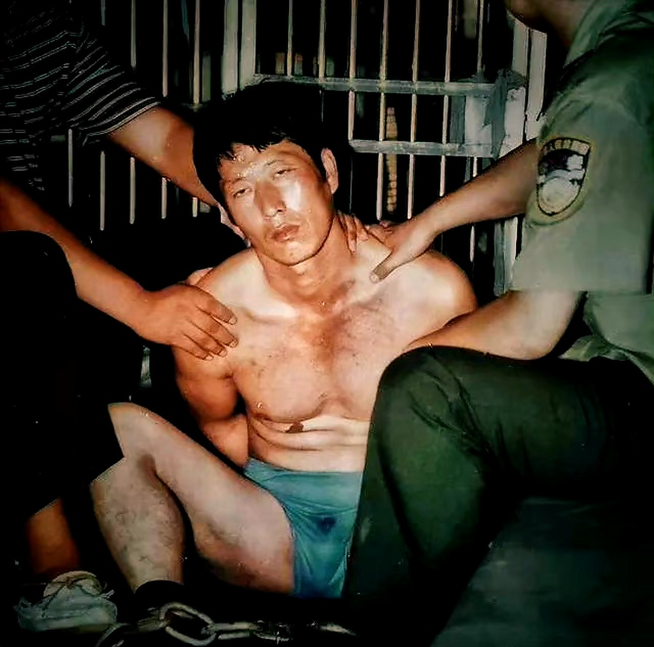 照片中可以看到,被抓时白宝山浑身上下只穿条裤衩